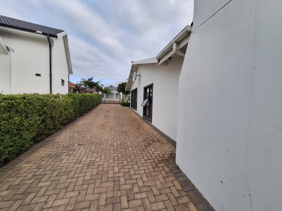 6 Bedroom Property for Sale in Bayview Western Cape